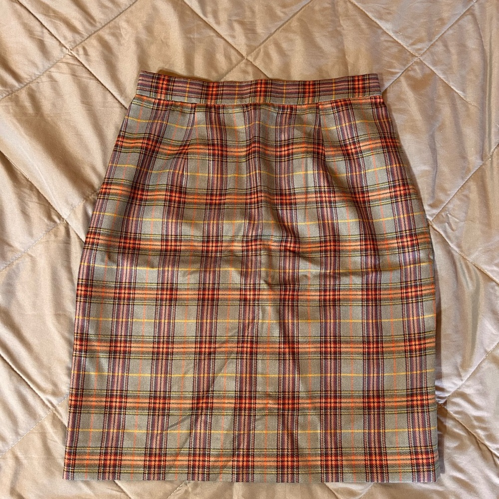 100% wool silk lined plaid skirt. Vintage! All hems intact, silk is flawless
